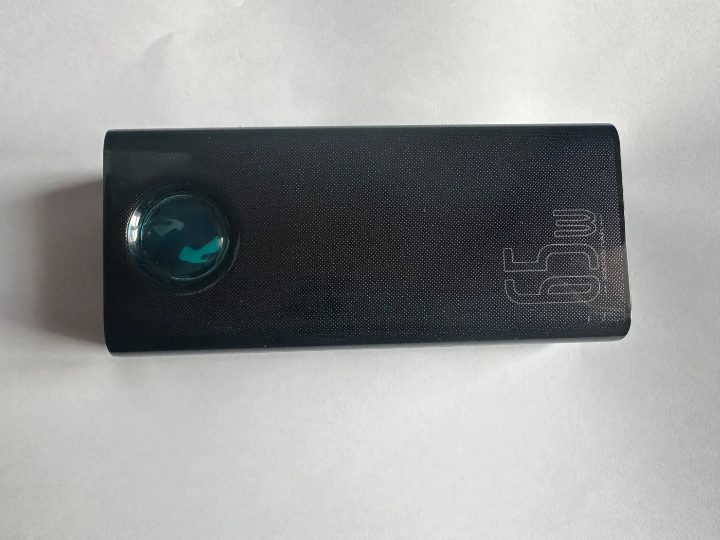 Baseus Ambilight 30000 czyli powerbank jak cegła. Naładujesz nim nawet laptopa [RECENZJA]