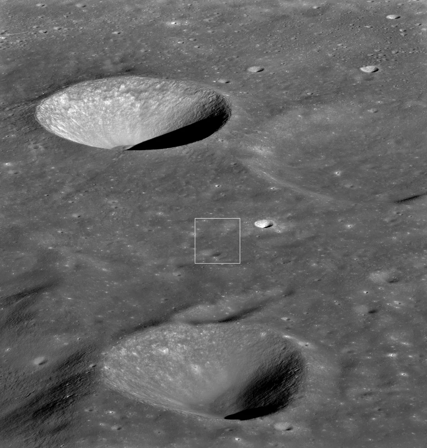 Tajemniczy obiekt uchwycony przez NASA nad Księżycem