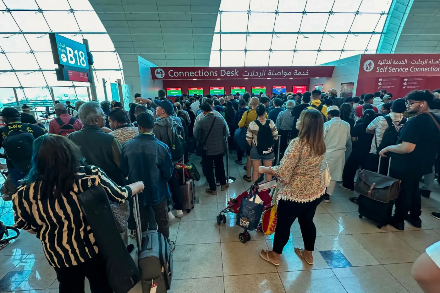 Paraliż na lotnisku w Dubaju, tłumy podróżnych, brak informacji. Utknęli także Polacy...