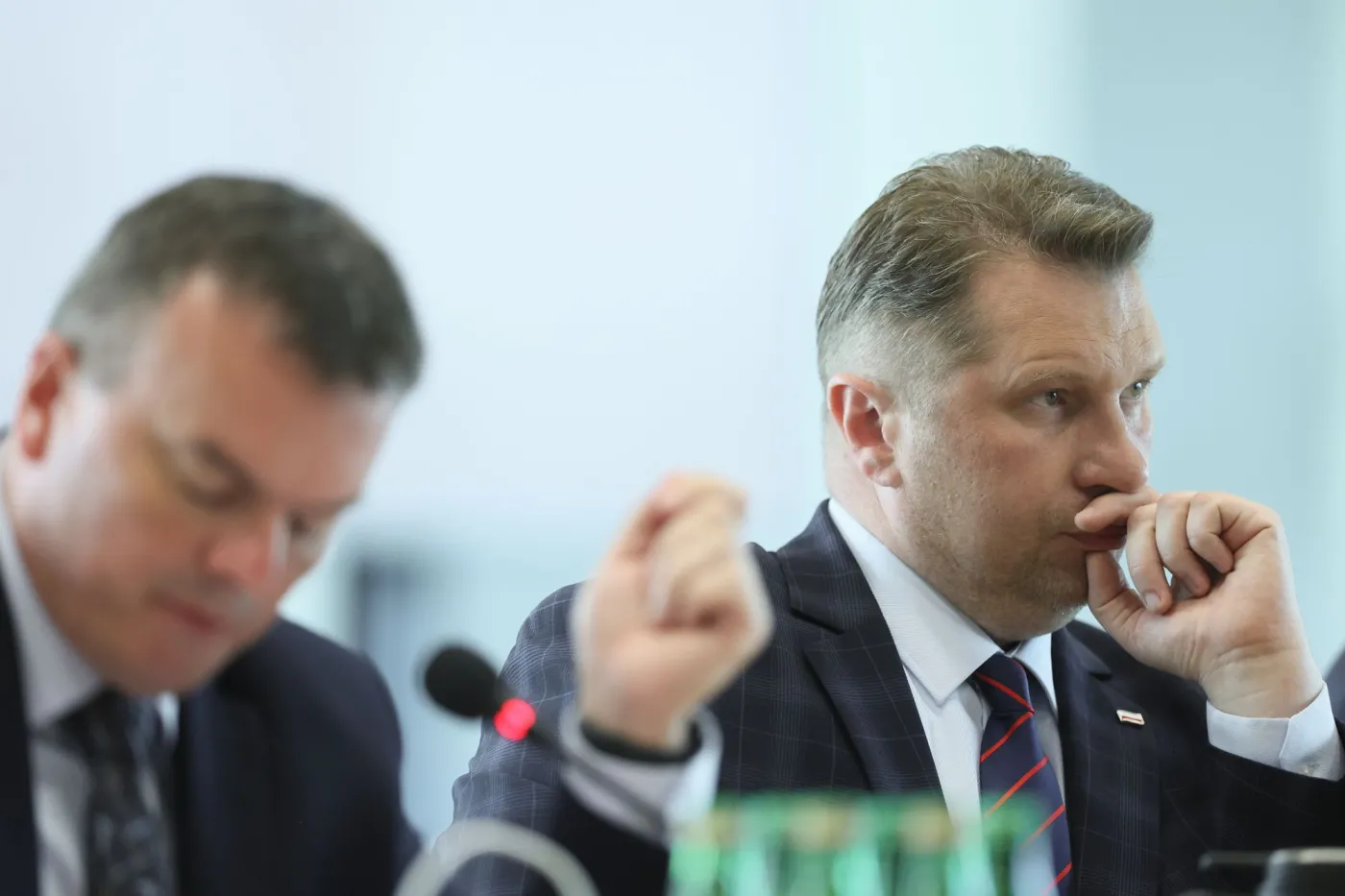 Przemysław Czarnek wykluczony z obrad. "Demoluje komisję i obraża"