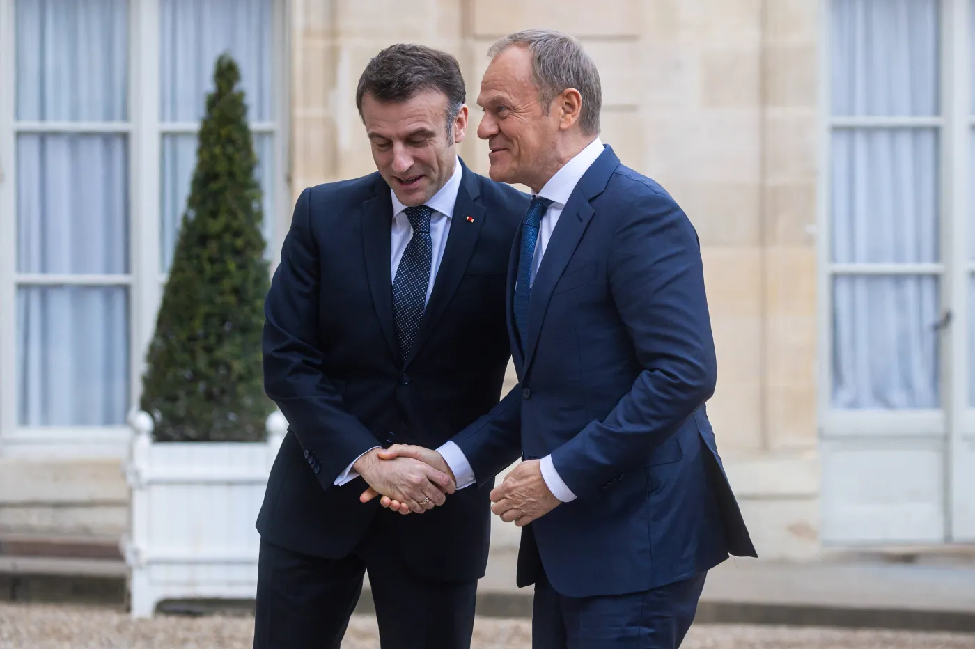 Zakulisowa gra o stołki w UE. Ale są rzeczy ważniejsze: Macron spieszył się na mecz