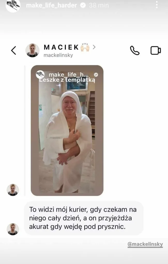 Lech Wałęsa pozuje w szlafroku