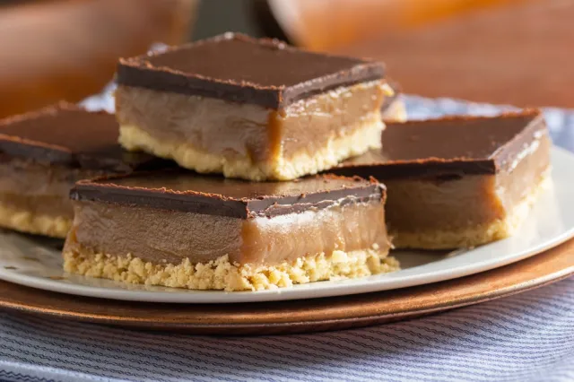 Tarta milionera. Pyszne ciasto bez pieczenia. Zrób i poczuj się luksusowo