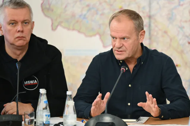 Tusk upomina: Byłoby dobrze, żebyśmy przekazywali informacje w 100 proc. sprawdzone