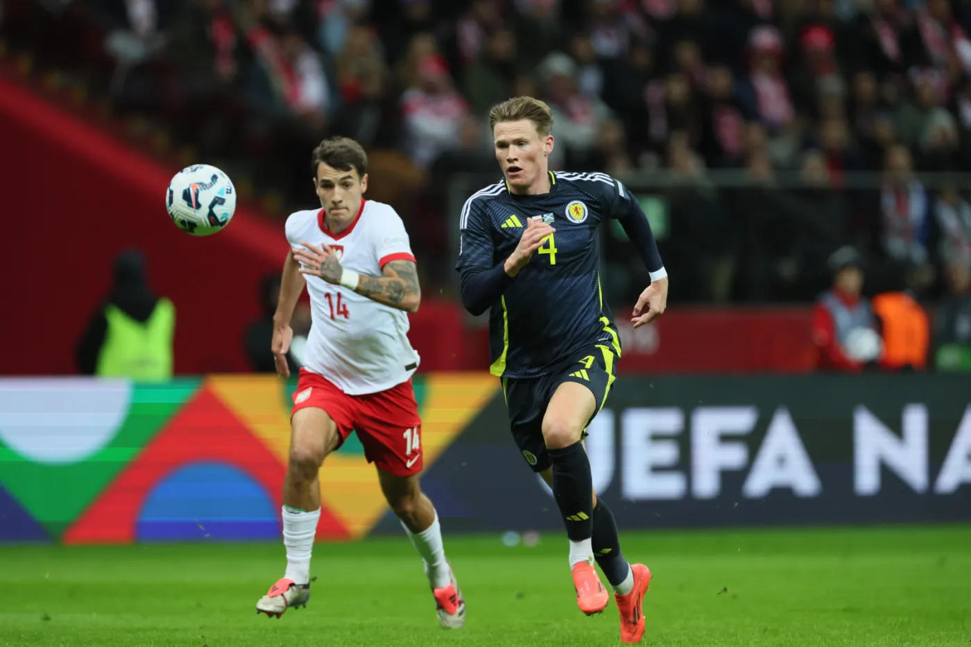 Jakub Kiwior i Scott McTominay