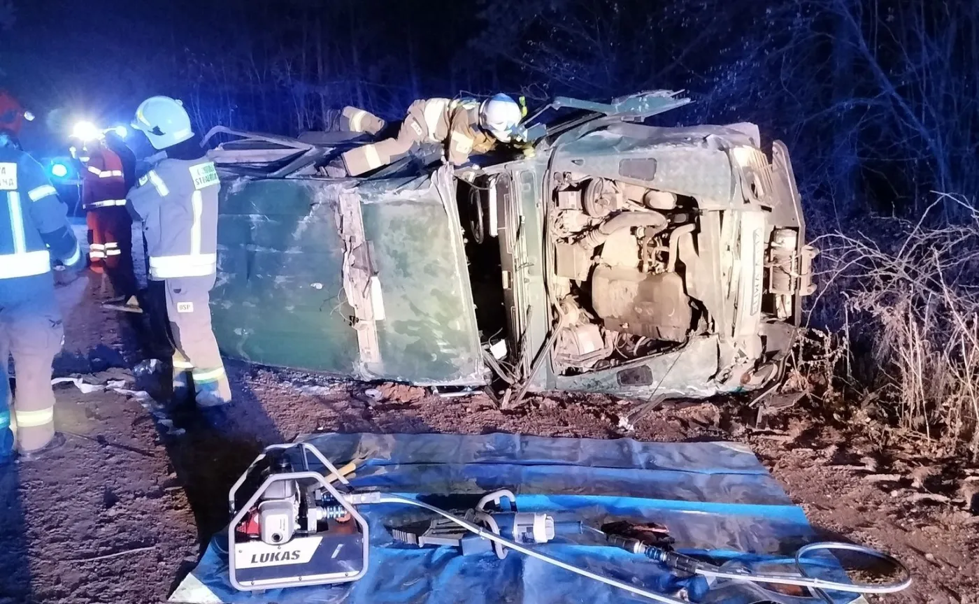 Wypadek samochodu Straży Granicznej. Funkcjonariusze oraz migranci w szpitalu