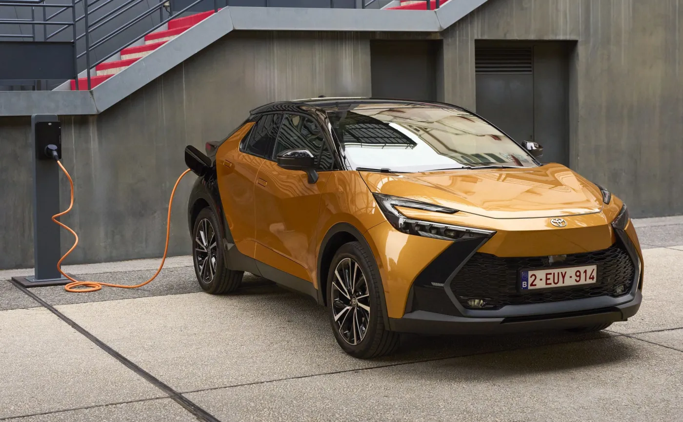 Nowa Toyota znika w ciemno. Ma 223 KM i spala 3,2 l na 100 km. Cena hitem