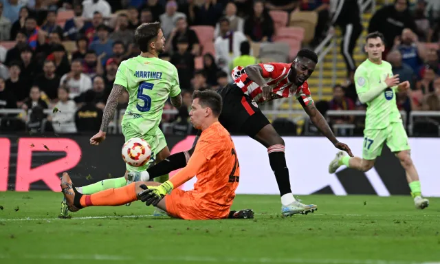 Szczęsny czyste konto zachował dzięki VAR. Lewandowski znów zaliczył koszmarne pudło