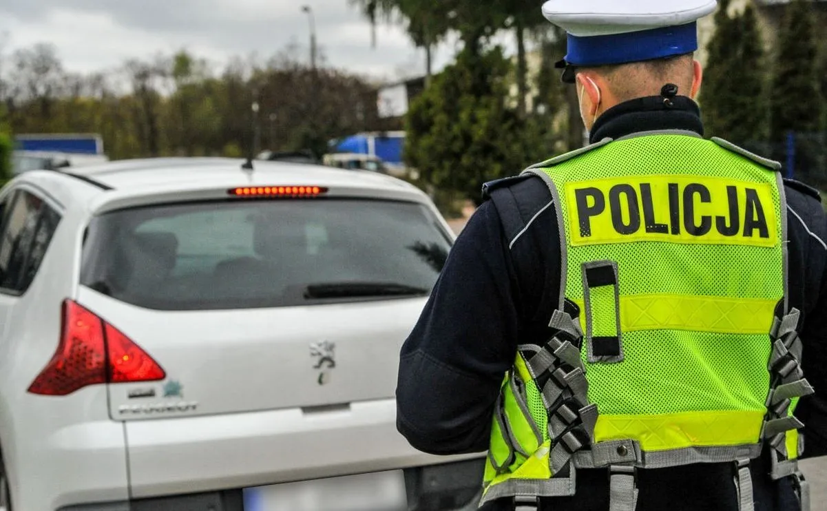 Policjant kontroluje kierowców