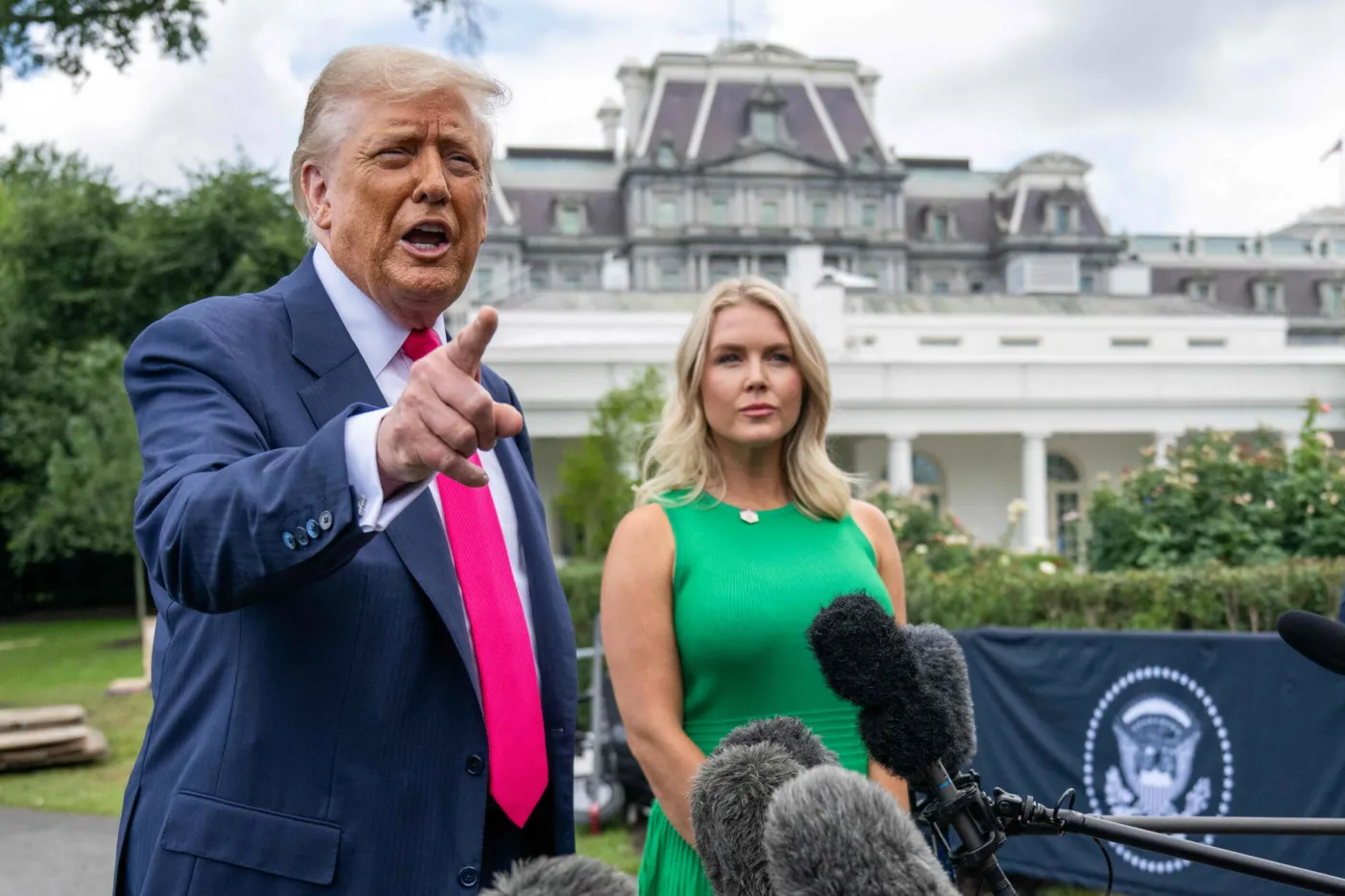 Trump "ani po stronie Ukrainy, ani Rosji". Leavitt zarzuca mediom "wyrywanie słów z kontekstu"