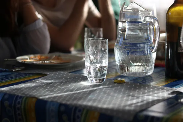 Woda we wszystkich lokalach gastronomicznych w Polsce za symboliczną złotówkę. Rewolucja w prawie