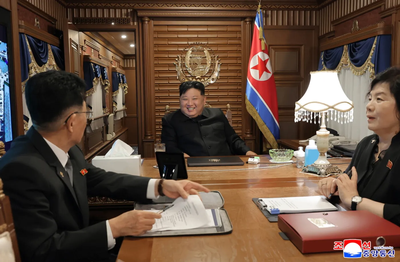 Kim Dzong Un w pancernym pociągu jedzie na spotkanie z Putinem. Przekroczył granicę z Chinami