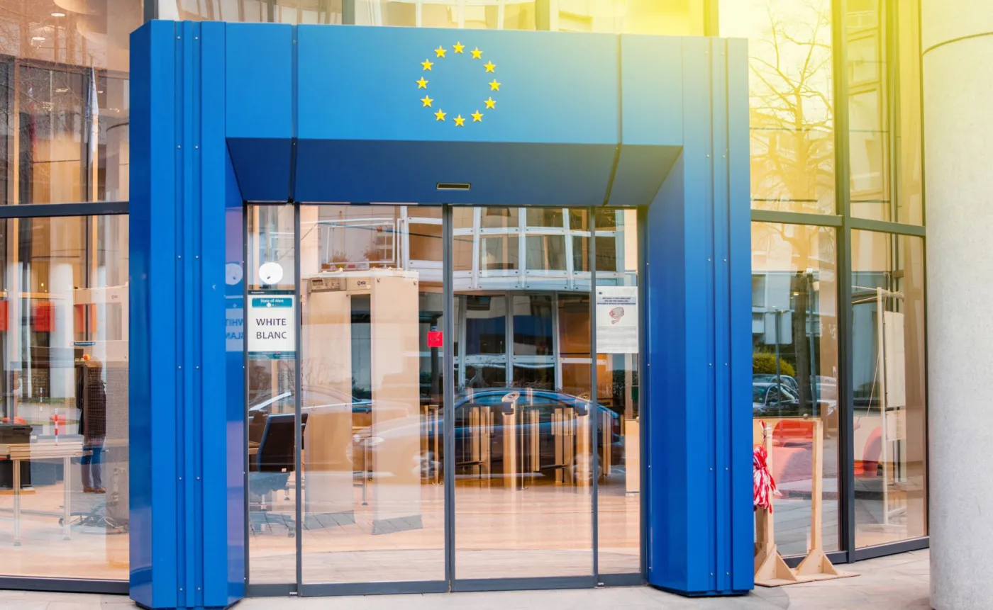 Bruksela chwali Polskę za sukcesy gospodarcze. Gani jednak za problemy z praworządnością