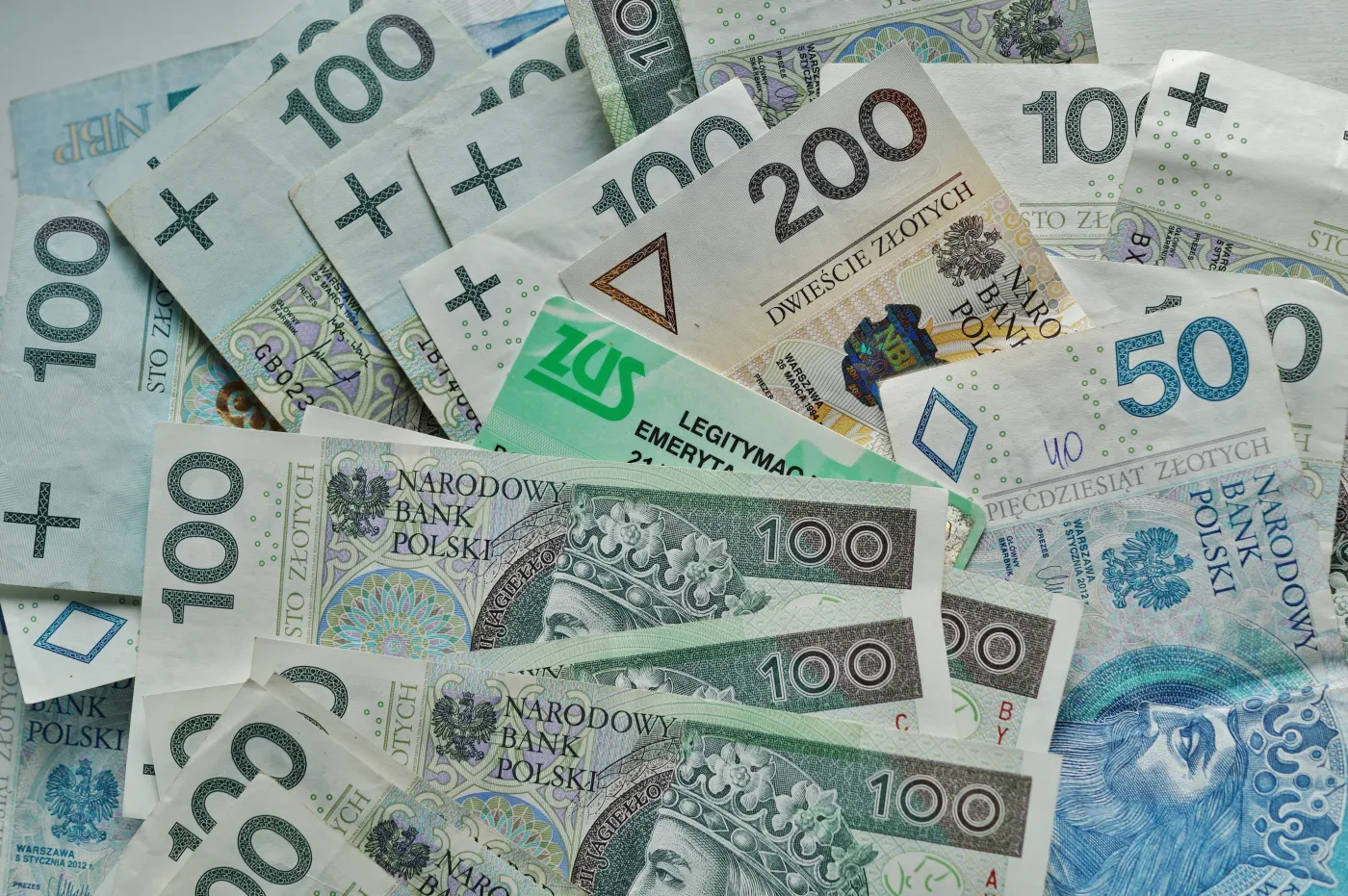 Ci emeryci mogą zyskać nawet kilkaset złotych miesięcznie. Komu przysługuje specjalne świadczenie z ZUS?