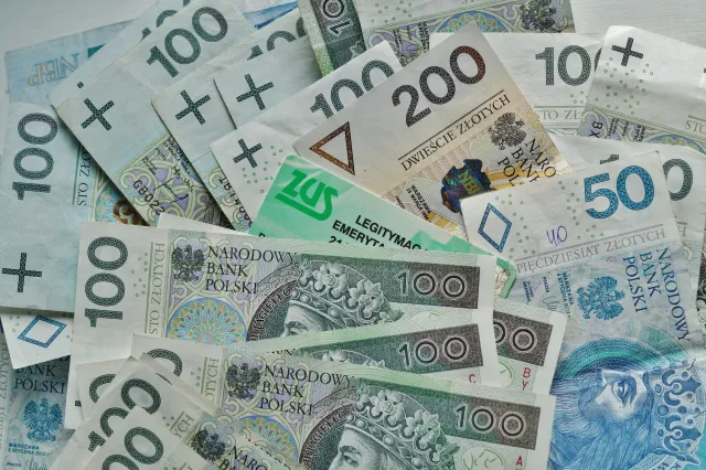 1500 zł bez umowy od ZUS. Kto może skorzystać ze świadczenia?