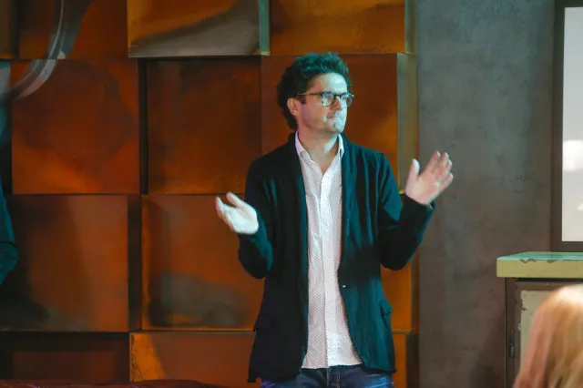 Kuba Wojewódzki po 15 latach odchodzi z Teatru 6. piętro. Wszystko przez Żurnalistę