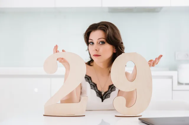 Masz ten numer na drzwiach? Numerolodzy nie mają złudzeń: to mieszkanie przyciąga bogactwo