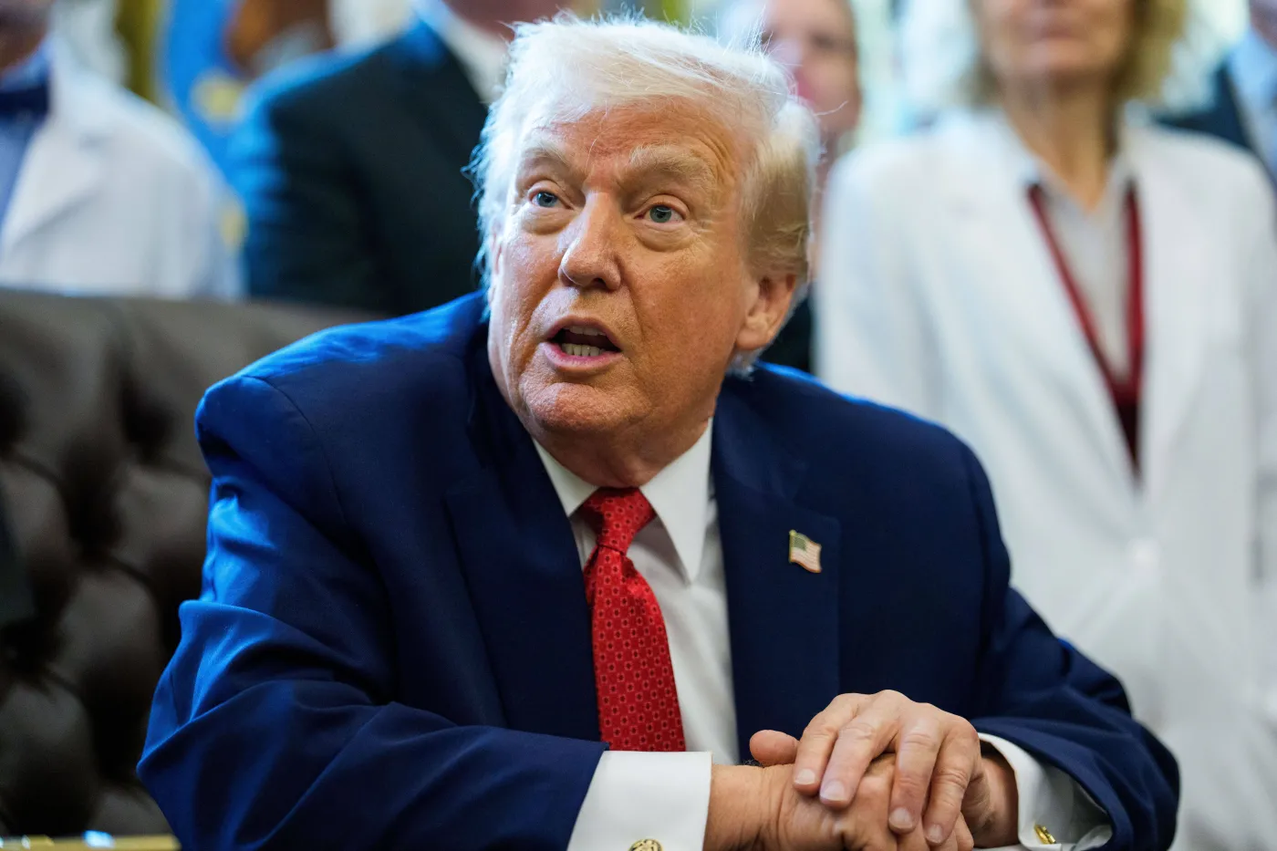 Trump nie słucha lekarzy. Tłumaczy, skąd ma siniaki na rękach