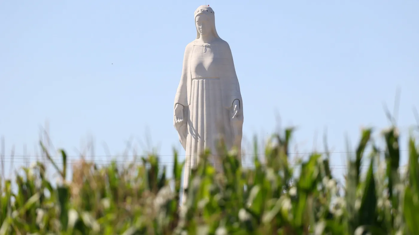 Pomnik Matki Bożej w Konotopiu rozpali religijność w Polakach? "Przebija bańki medialne"
