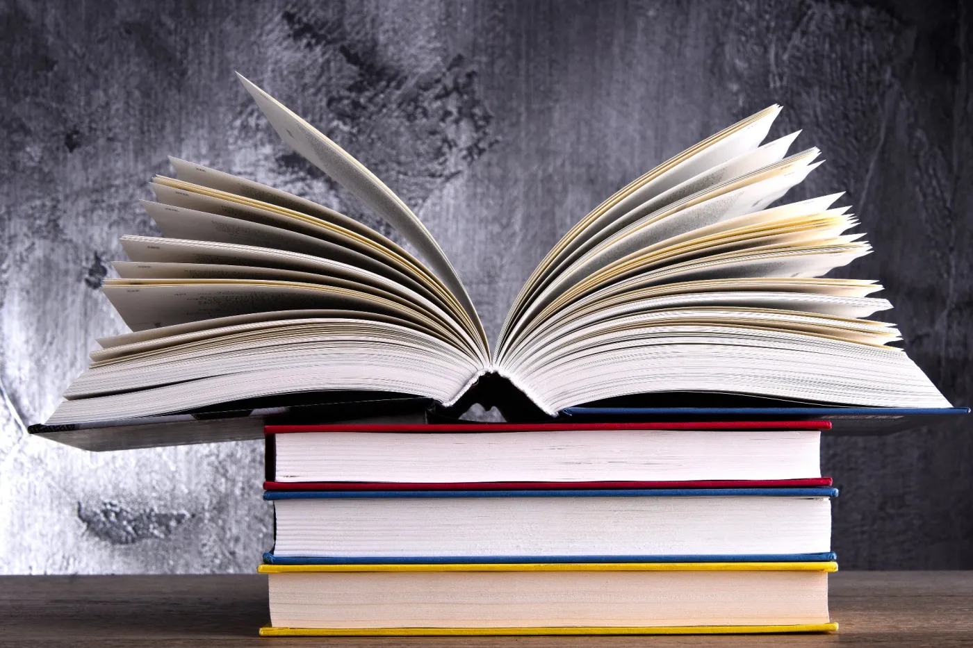 Szybki, ale trudny QUIZ z literatury. Z której książki jest ten cytat? Pytanie nr 3 to klasyka a nr 8 współczesność
