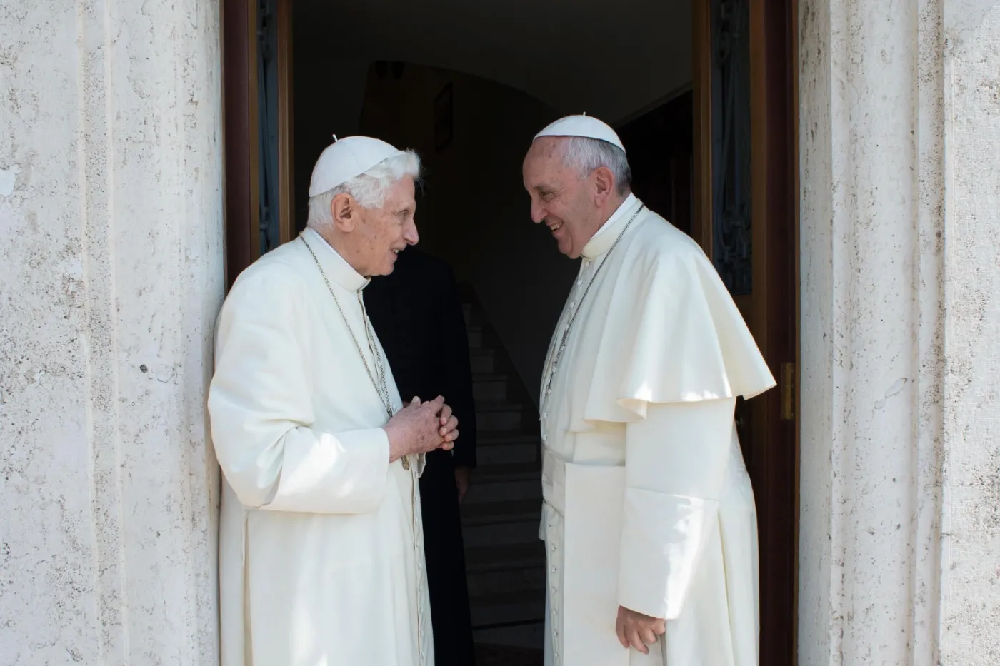 Niemieckie media o książce Benedykta XVI: Wbił Franciszkowi otwarcie nóż w plecy