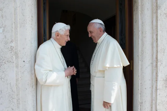 Niemieckie media o książce Benedykta XVI: Wbił Franciszkowi otwarcie nóż w plecy