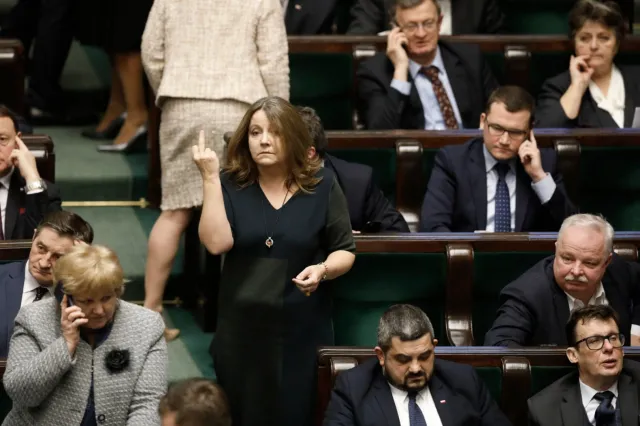 Środkowy palec Lichockiej, opozycja chce dla niej komisji etyki. Posłanka PiS: Oni po prostu kłamią
