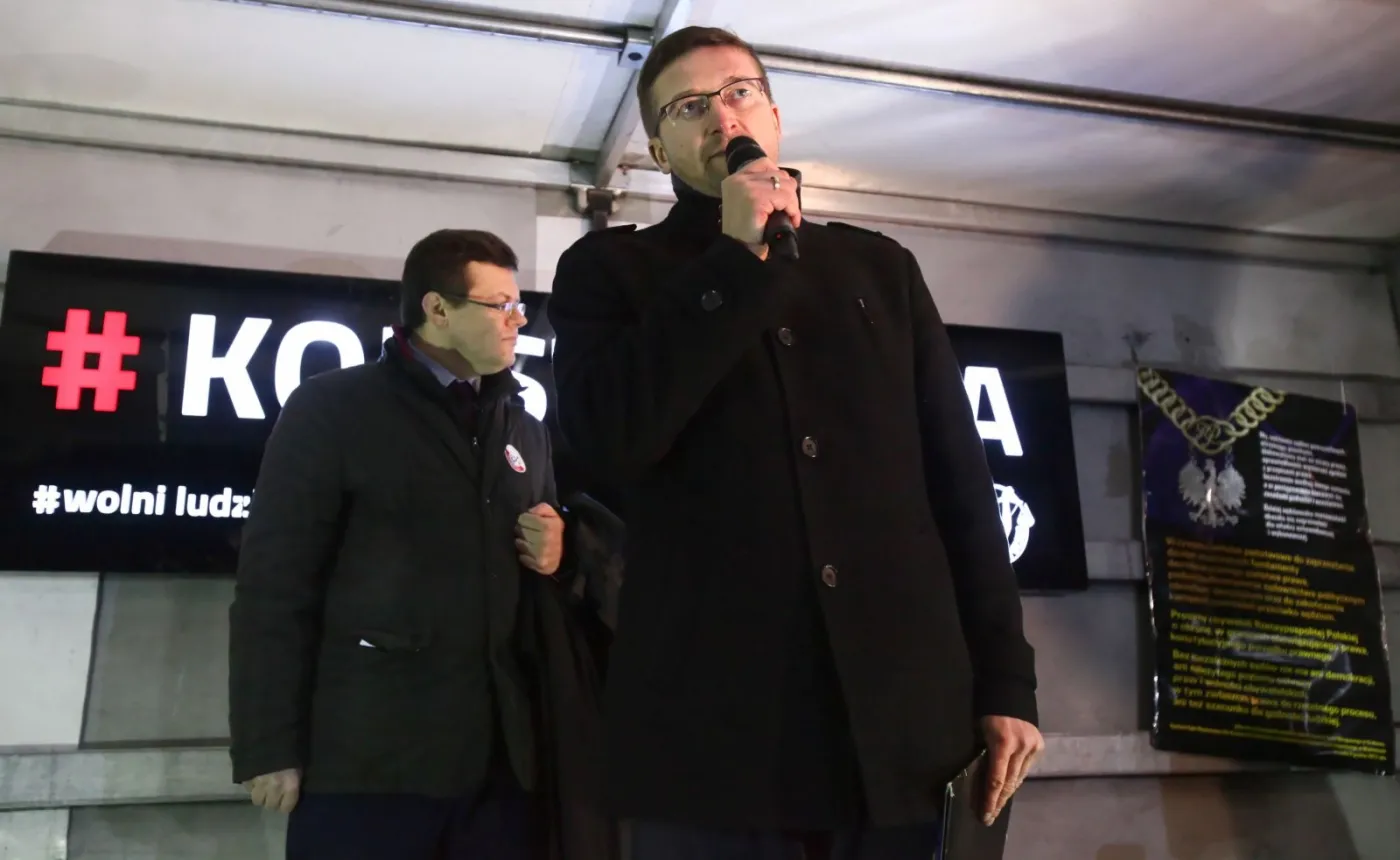 Krystian Markiewicz oraz sędzia Paweł Juszczyszyn