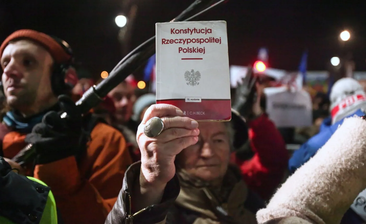 Uczestnicy organizowanej przez Stowarzyszenie "Iustitia" manifestacji pod hasłem "Solidarnie z sędziami"