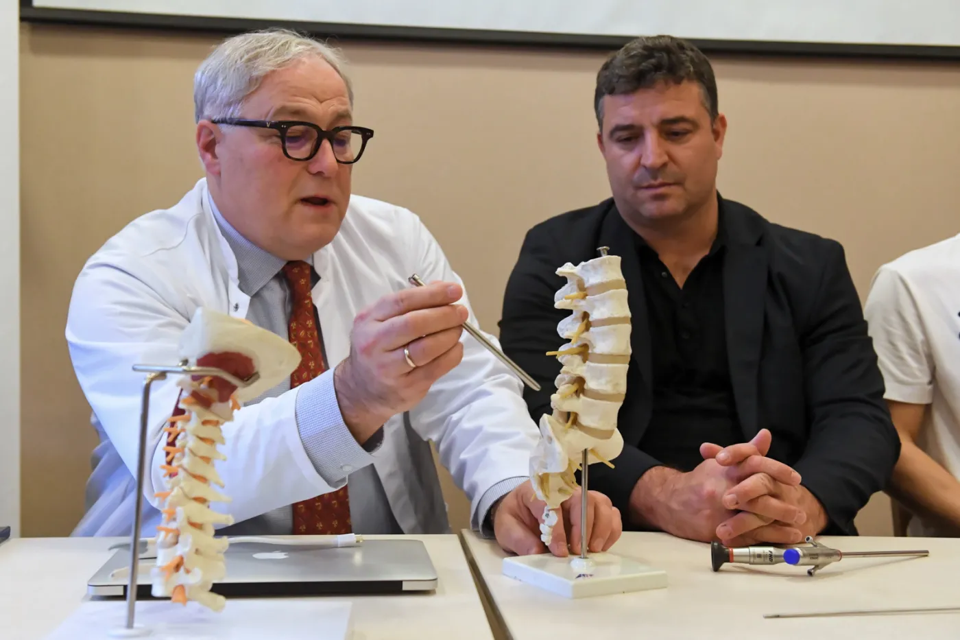 Ordynator oddziału neurochirurgii prof. Waldemar Koszewski (L) i ortopeda z Ligaments Spine Center Frankfurt dr Ralf Wagner (P)