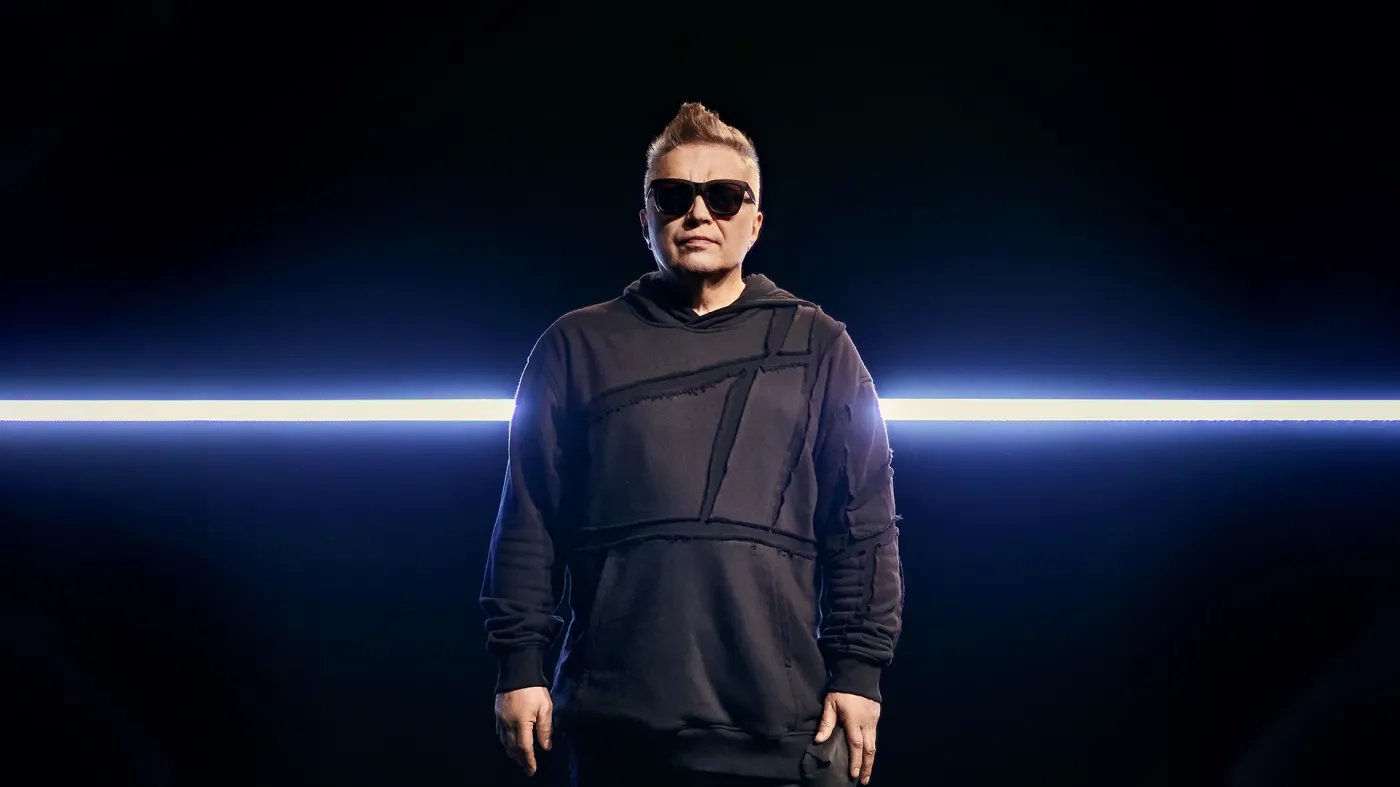 Muniek Staszczyk w teledysku do projektu "Albo Inaczej"
