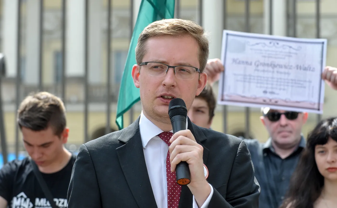 Robert Winnicki prezentuje "akt zgonu politycznego" Hanny Gronkiewicz-Waltz