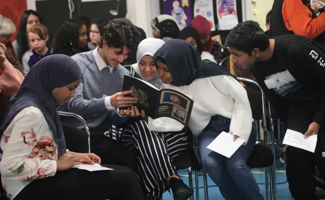 Tokarczuk odwiedziła szkołę w cieszącej się złą sławą imigranckiej dzielnicy Sztokholmu [ZDJĘCIA]