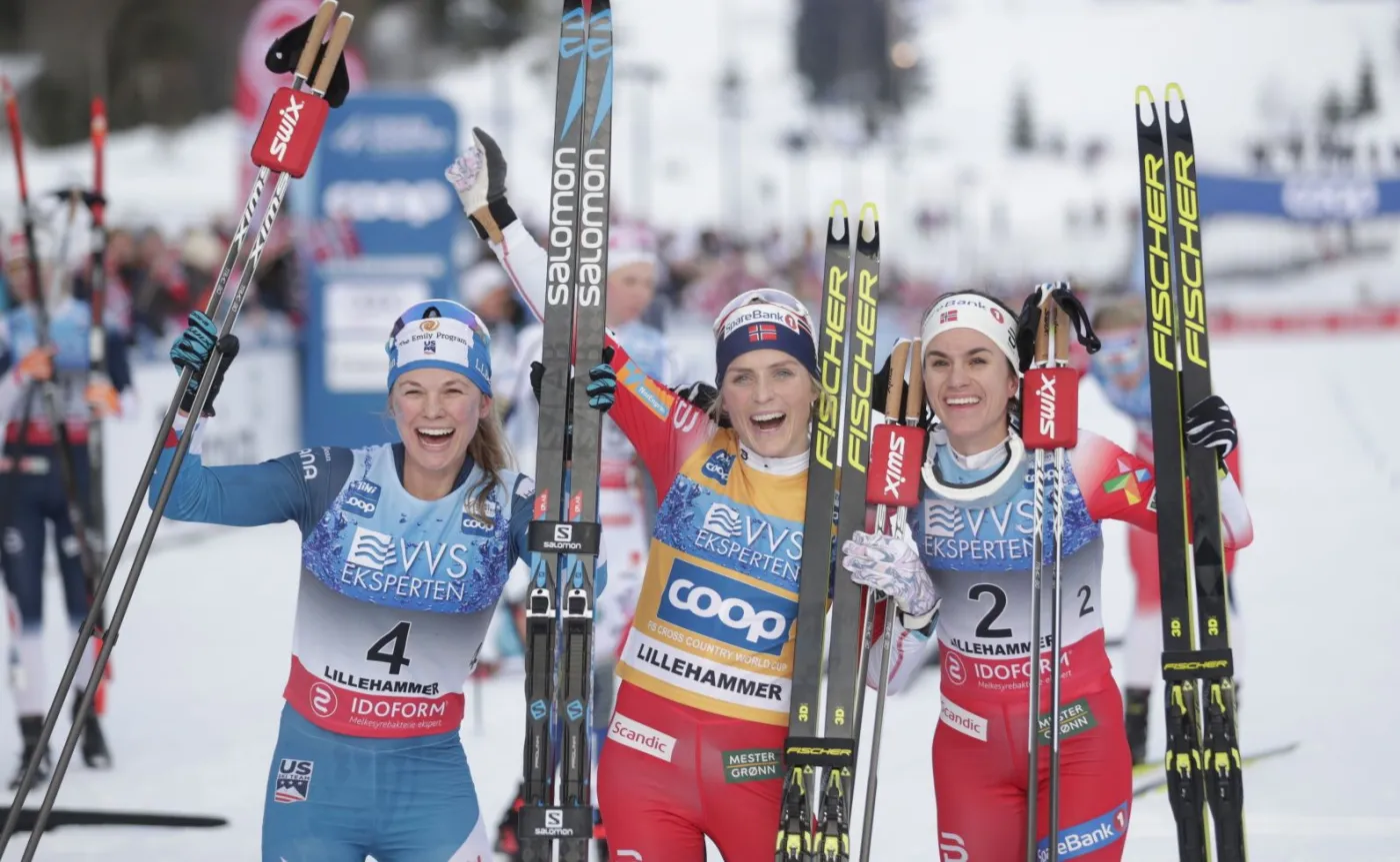 Therese Johaug (w środku), Jessica Diggins (z lewej) i Heidi Weng