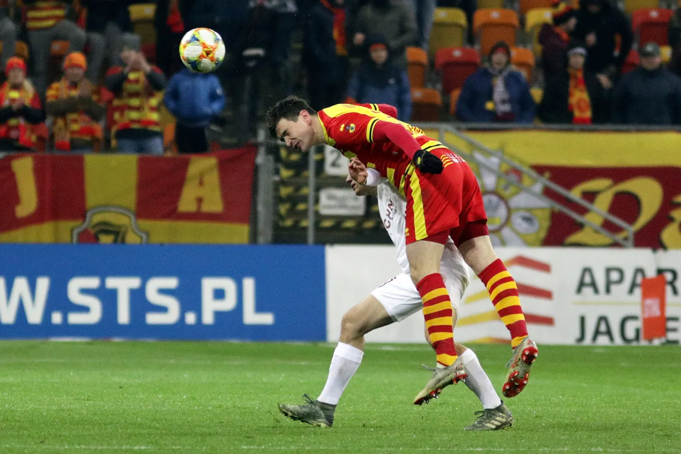 Zawodnik Jagiellonii Białystok Ivan Runje (P) i Bartoszs Slisz (L) z KGHM Zagłębia Lubin podczas meczu 18. kolejki piłkarskiej Ekstraklasy