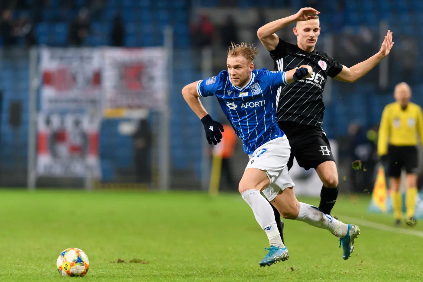 Zawodnik Lecha Poznań Tymoteusz Puchacz (L) i Maciej Wolski (P) z ŁKS Łódź podczas meczu 18. kolejki piłkarskiej Ekstraklasy