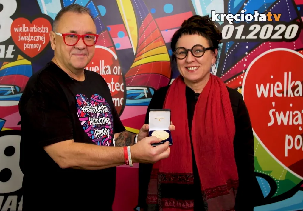 Olga Tokaczuk przekazuje medal noblowski na WOŚP