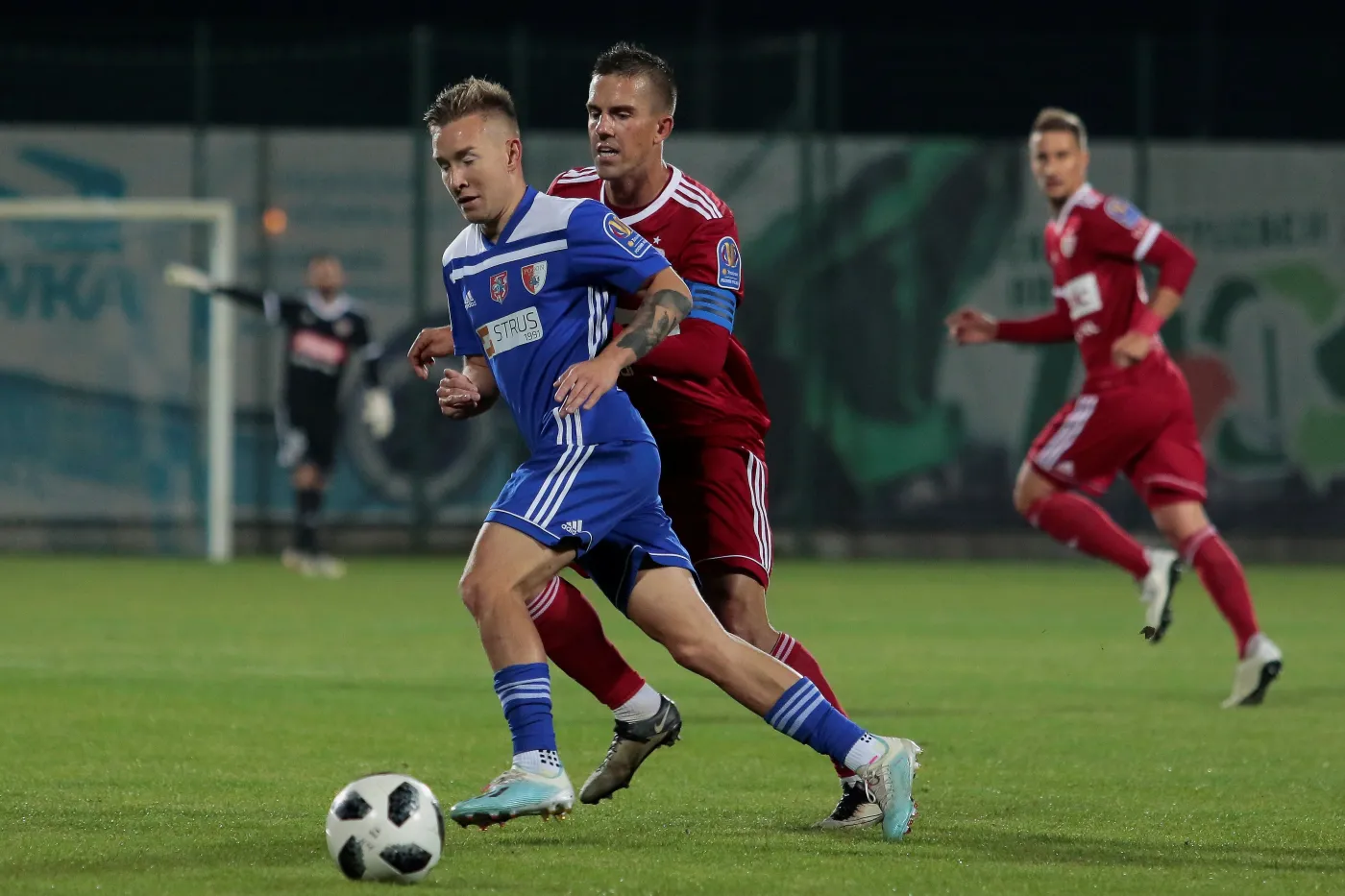 Kacper Falon (w niebieskim stroju)