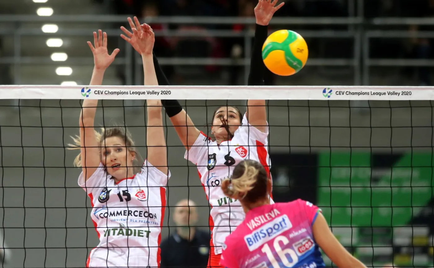 Zawodniczki ŁKS Commercecon Łódź Klaudia Alagierska (L) i Katarina Lazovic (C) oraz Elitsa Vasilieva (P) z Igor Gorgonzola Novara