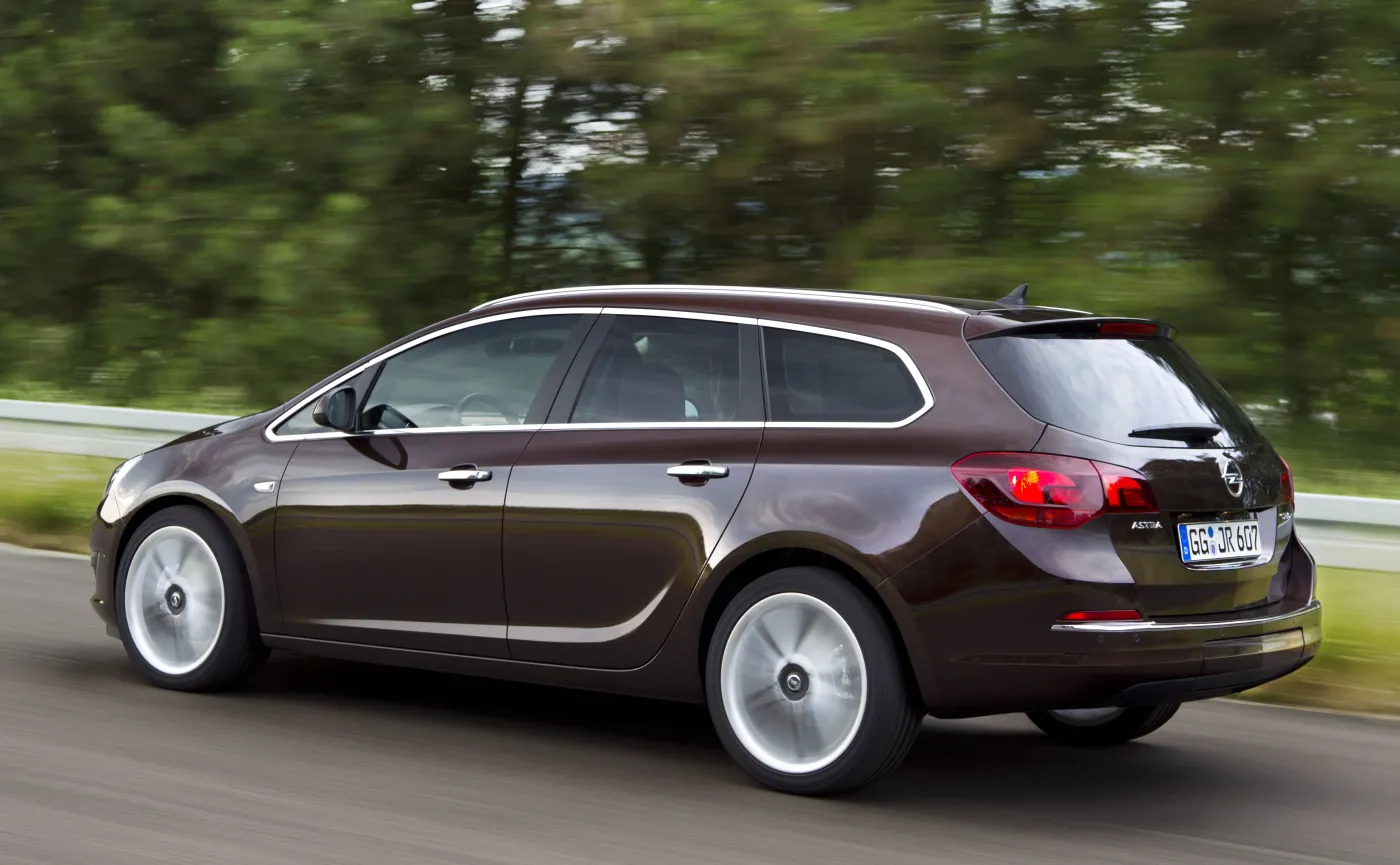 Opel Astra hitem. Takie auta najczęściej sprzedają i kupują Polacy