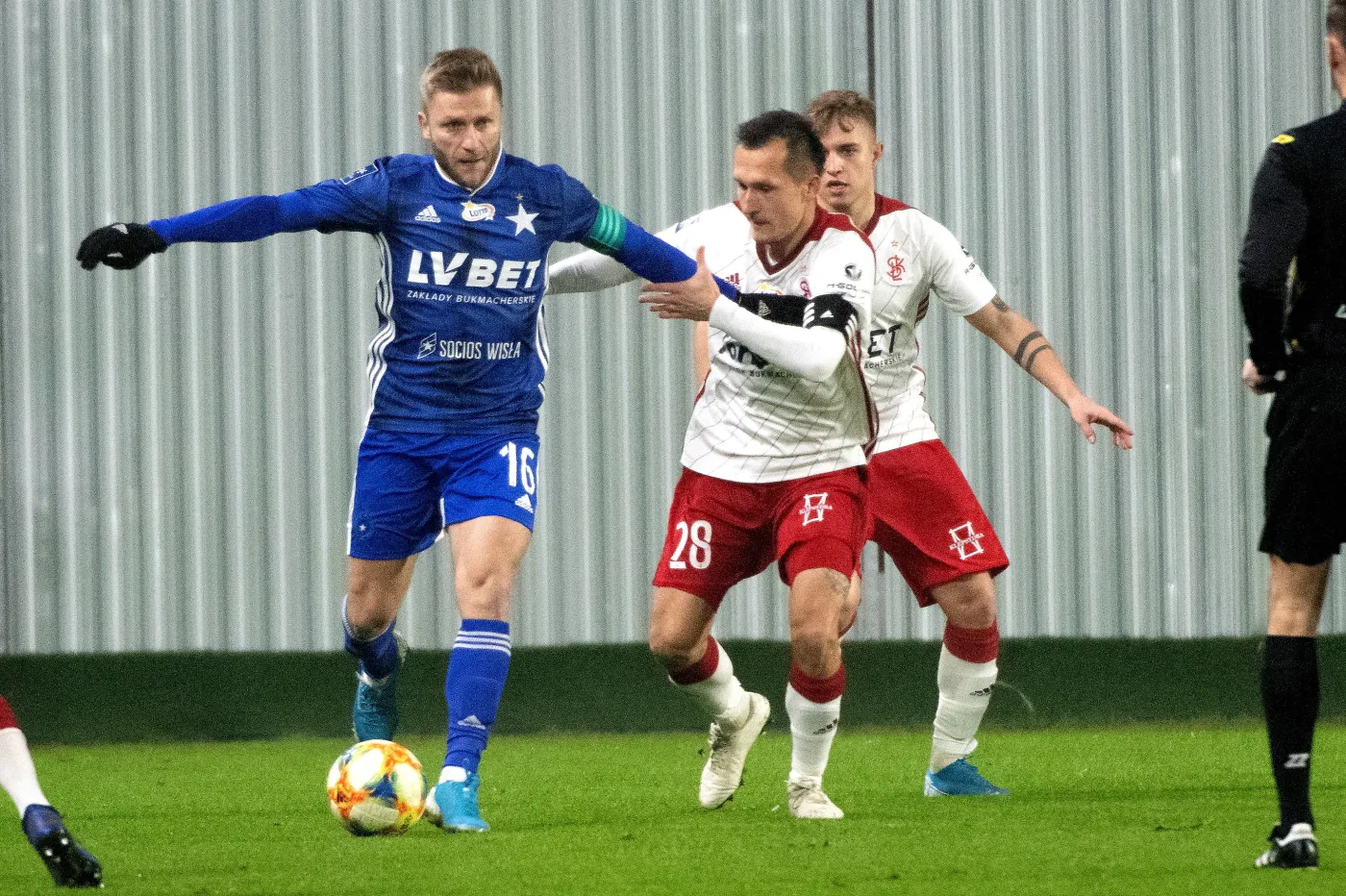 Zawodnik ŁKS Łódź Łukasz Piątek (P) i Jakub Błaszczykowski (L) z Wisły Kraków podczas meczu 20. kolejki piłkarskiej Ekstraklasy