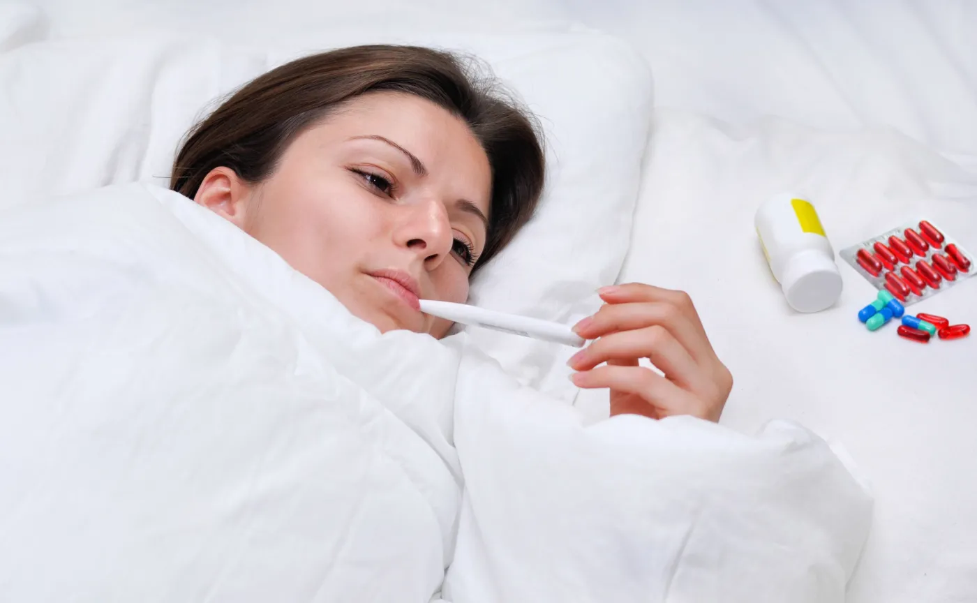 Chora kobieta mierzy temperaturę