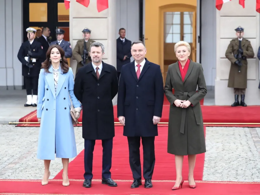 Kolejny trudny pojedynek stylizacyjny Agaty Dudy. Księżna Danii nie była tylko tłem... FOTO