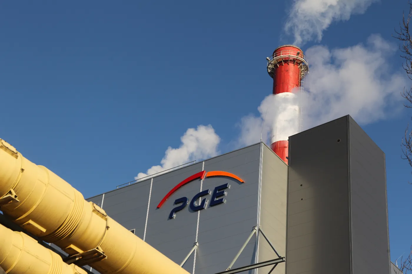 DZIEŃ NA GPW: WIG20 zaczyna tydzień od spadków. PGE mocno w górę