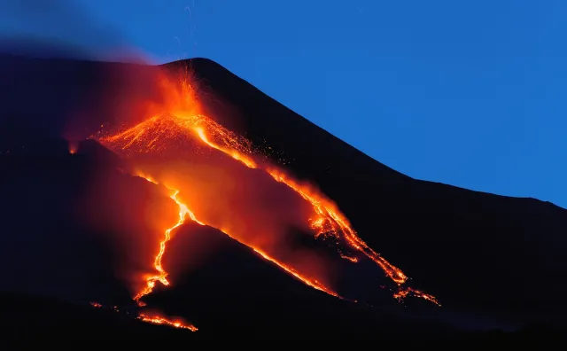 Przebudził się wulkan Etna na Sycylii