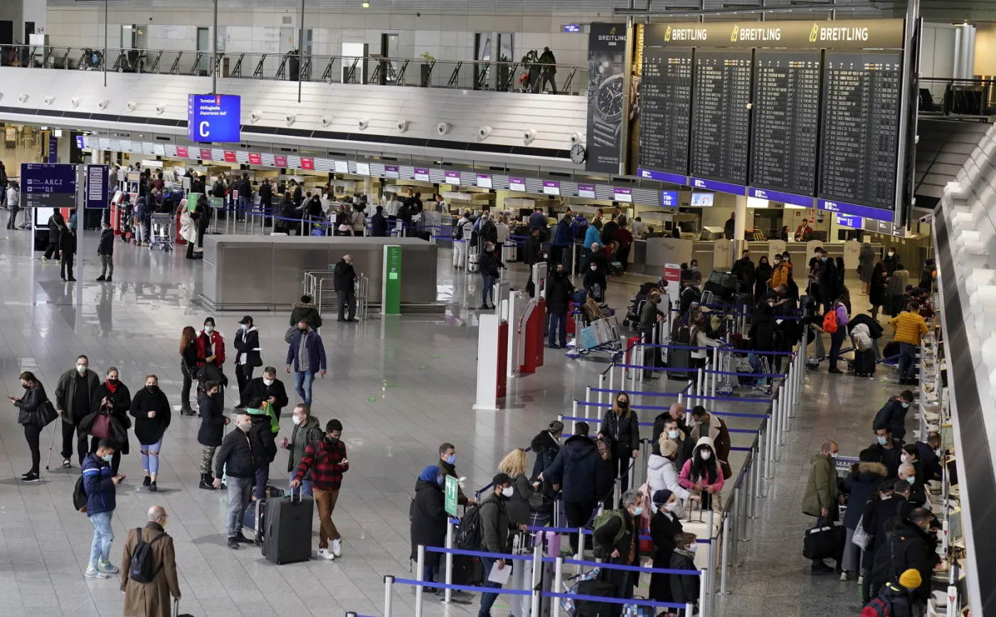 Chaos na niemieckich lotniskach. Pasażerowie z Wysp muszą czekać na wyniki testów nawet dobę