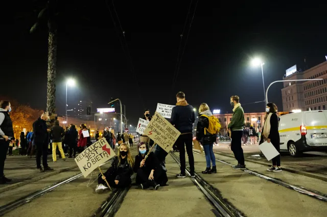Młodzi kontra władza. Polacy tylko mentalnie ciążą ku lewicy