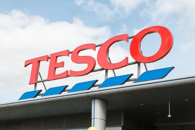 Brytyjskie Tesco limituje sprzedaż papieru toaletowego, środków dezynfekcyjnych i żywności