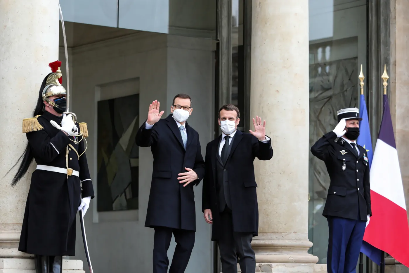Morawiecki i Macron: UE powinna dążyć do zwiększenia produkcji szczepionek
