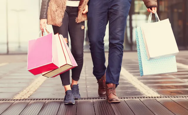 Większość Polaków nie ogranicza wydatków w związku pandemią [BADANIE]